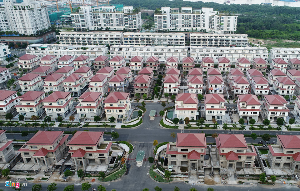 Khu đô thị xa hoa đối lập những ngôi nhà nát giữa lòng Thủ Thiêm